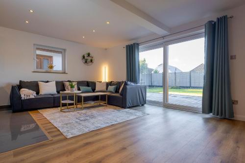 Facilities, Private Luxe Bournemouth 5BR-7 Beds-3 Bath-Garden-Parking in Redhill