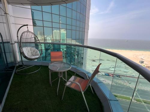 Stunning Beachfront apartment, full Sea view! Pool, Gym, Sauna, Jacuzzi – khách sạn tại Bãi biển Ajman