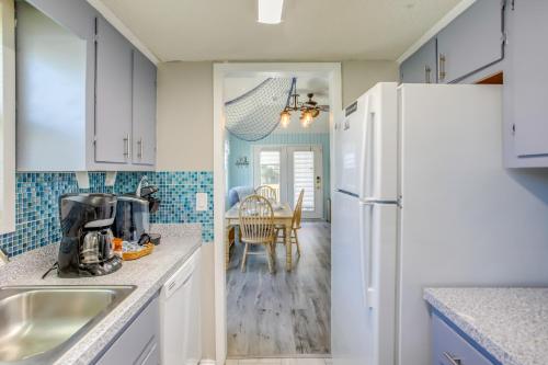 Myrtle Beach Cottage, Walk to Pools and Beach! near Apache Pier & Fmly Campground