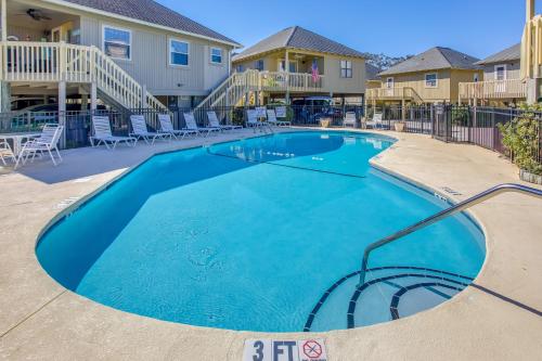Myrtle Beach Cottage, Walk to Pools and Beach! near Apache Pier & Fmly Campground