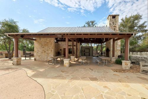 Hill Country Hideaway - The Hollows by Lake Travis in Jonestown
