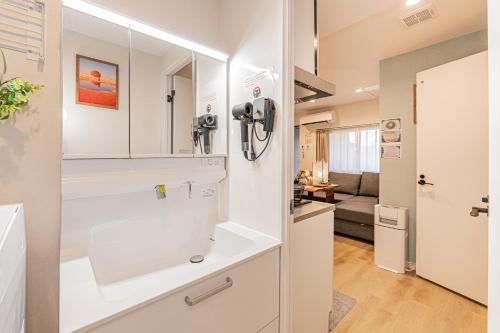 1 min to Station Elevator Access Direct to Narita and Haneda Near Ginza Ueno Shinjuku Disney Shibuya Tokyo Dome Asakusa Skytree