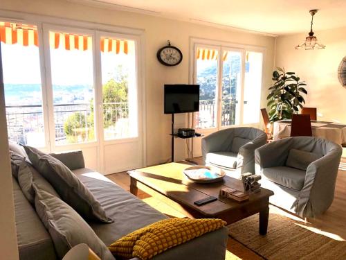 Appartement spacieux à 10 minutes de la plage, vue mer - Location saisonnière - Menton