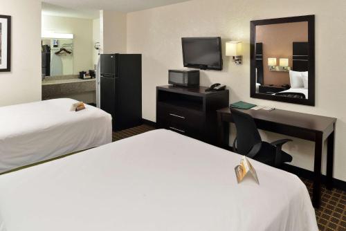 2 queen beds