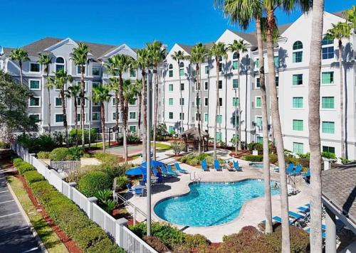 Disney near Family Apartment Pool view Free parks shuttle in South West