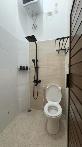 Shower, ABK Homestay in Purworejo