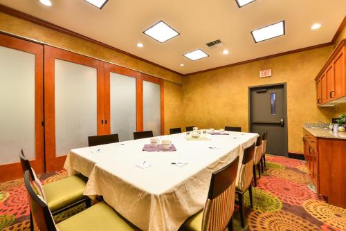 Holiday Inn Express Vancouver North an IHG Hotel - image 6