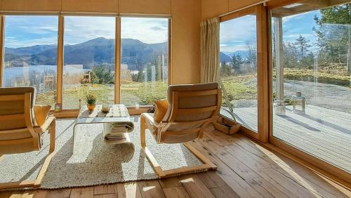 Зовнішній вигляд готелю, Self-Built Cabin With Views Over Leirvik in Хілестад