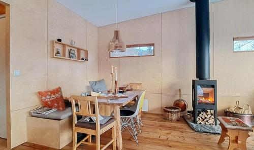 Зовнішній вигляд готелю, Self-Built Cabin With Views Over Leirvik in Хілестад