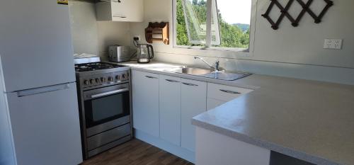 Misty Valley Hilltop Farmstay - Off Grid Retreat in Hangatiki