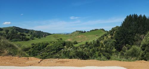 Misty Valley Hilltop Farmstay - Off Grid Retreat in Hangatiki