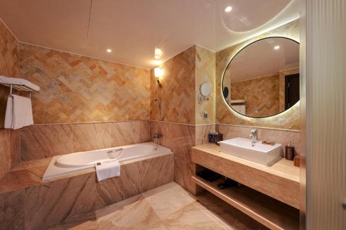 room detail thumbnail 2