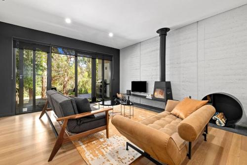 Romantic Lakefront Luxury - Spa Bath, Fireplace, King Bed – khách sạn tại Daylesford
