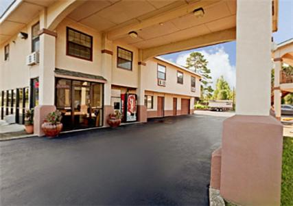 Apple Tree Inn Set in a prime location of Lindale (TX), Americas Best Value Inn Tyler puts everything the city has to offer just outside your doorstep. Featuring a satisfying list of amenities, guests will find thei