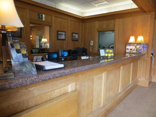 Cow Hollow Inn and Suites - image 4