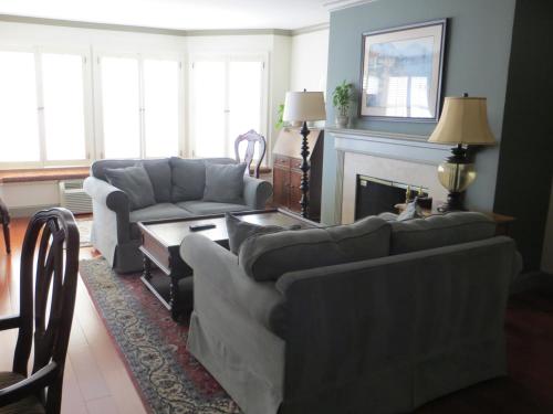 Cow Hollow Inn and Suites - image 2