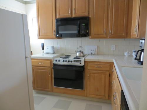 Cow Hollow Inn and Suites - image 5