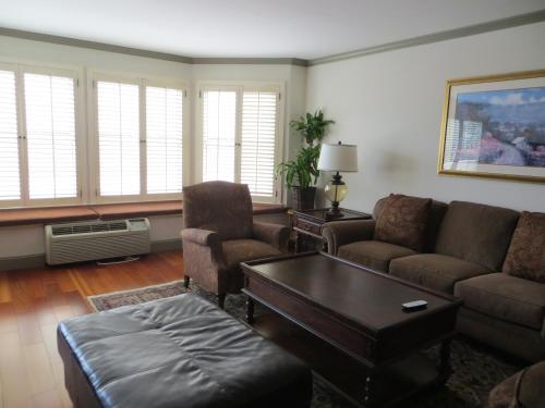 Cow Hollow Inn and Suites - image 6