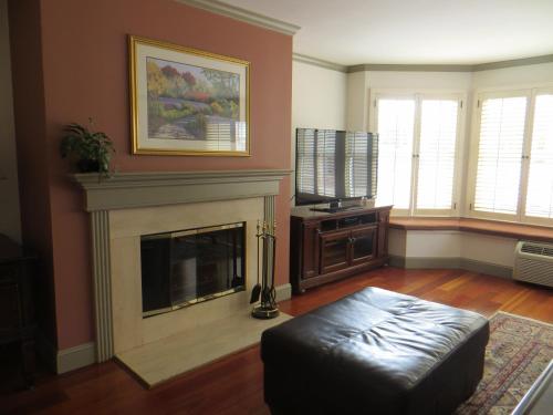 Cow Hollow Inn and Suites - image 7