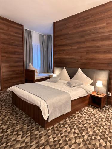 1 king bed, 2 twin beds