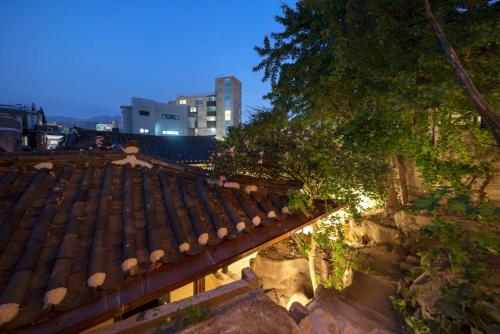 Side Hanok Residence, Seoul (photo 9)
