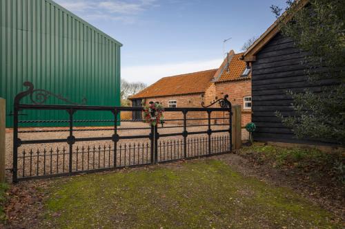 Buitenkant, Stunning 5-bed Barn Conversion in Newark-on-Trent by Renzo, Beautiful Surroundings, Sleeps 10! in Sutton On Trent
