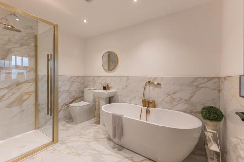 Badkamer, Stunning 5-bed Barn Conversion in Newark-on-Trent by Renzo, Beautiful Surroundings, Sleeps 10! in Sutton On Trent