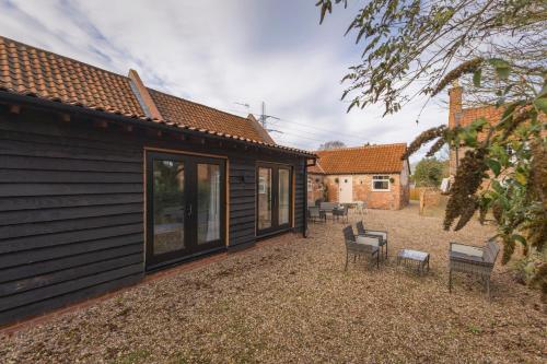 tuin, Stunning 5-bed Barn Conversion in Newark-on-Trent by Renzo, Beautiful Surroundings, Sleeps 10! in Sutton On Trent