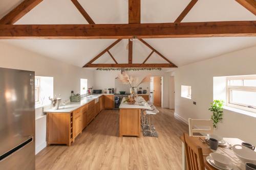 Stunning 5-bed Barn Conversion in Newark-on-Trent by Renzo, Beautiful Surroundings, Sleeps 10! in Sutton On Trent