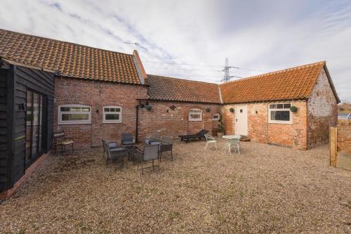 tuin, Stunning 5-bed Barn Conversion in Newark-on-Trent by Renzo, Beautiful Surroundings, Sleeps 10! in Sutton On Trent