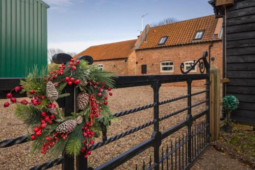 Buitenkant, Stunning 5-bed Barn Conversion in Newark-on-Trent by Renzo, Beautiful Surroundings, Sleeps 10! in Sutton On Trent