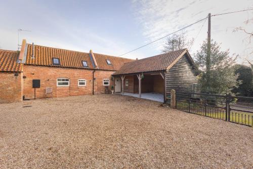 Buitenkant, Stunning 5-bed Barn Conversion in Newark-on-Trent by Renzo, Beautiful Surroundings, Sleeps 10! in Sutton On Trent