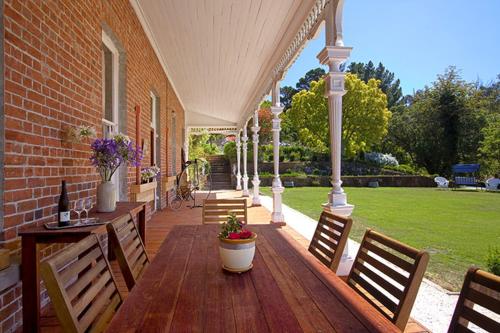 Ugbrooke Country Estate Ugbrooke Country Estate is conveniently located in the popular Lower Dashwood area. Offering a variety of facilities and services, the property provides all you need for a good nights sleep. Service-