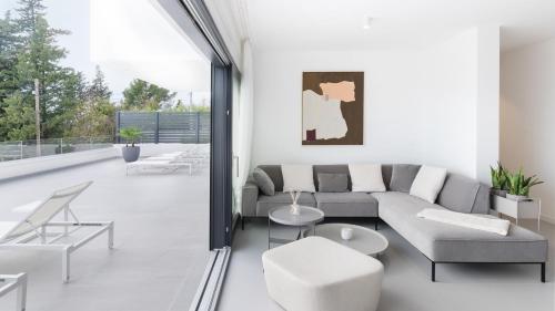 Luxury Holiday Villa with pool by Villas Guide - image 3