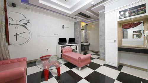 From H Rubens Hotel Mokpo Pyeonghwa Square in Mokpo-si