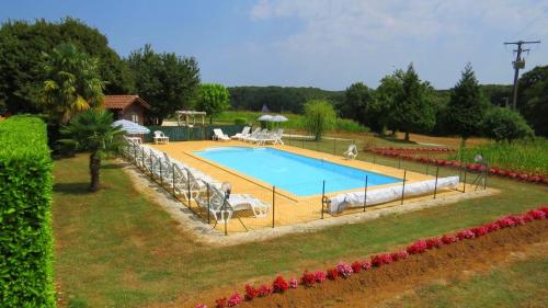 Peldbaseins, Charmant gîte de campagne pour 10 avec terrasse (Charmant gite de campagne pour 10 avec terrasse) in Saint-Crépin-et-Carlucet