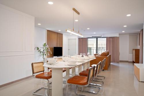 Capitel Sathorn 3BR  • Elevator & Rooftop Hot Tub