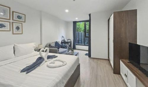 The Base - New Studio Great location, shared Pool, Ban Rangeng