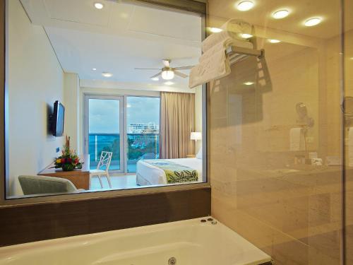 Las Americas Torre Del Mar Set in a prime location of Cartagena, Las Americas Torre Del Mar puts everything the city has to offer just outside your doorstep. The hotel offers a wide range of amenities and perks to ensure you ha