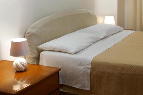 1 queen bed, 1 sofa bed