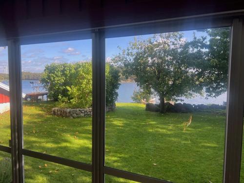 Skats, Dog-friendly cottage with boat & private jetty at Tjörn SE09170 (Dog-friendly cottage with boat & private jetty at Tjorn SE09170) in Höviksnäs