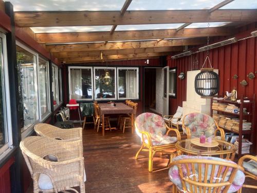Balkons/terase, Dog-friendly cottage with boat & private jetty at Tjörn SE09170 (Dog-friendly cottage with boat & private jetty at Tjorn SE09170) in Höviksnäs