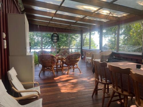 Balkons/terase, Dog-friendly cottage with boat & private jetty at Tjörn SE09170 (Dog-friendly cottage with boat & private jetty at Tjorn SE09170) in Höviksnäs