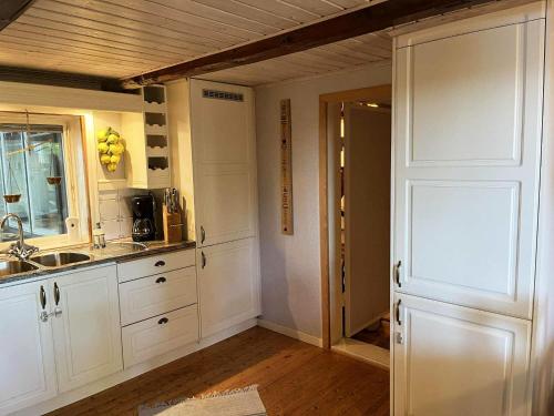 virtuve, Dog-friendly cottage with boat & private jetty at Tjörn SE09170 (Dog-friendly cottage with boat & private jetty at Tjorn SE09170) in Höviksnäs