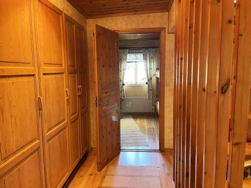 Vestabils, Dog-friendly cottage with boat & private jetty at Tjörn SE09170 (Dog-friendly cottage with boat & private jetty at Tjorn SE09170) in Höviksnäs