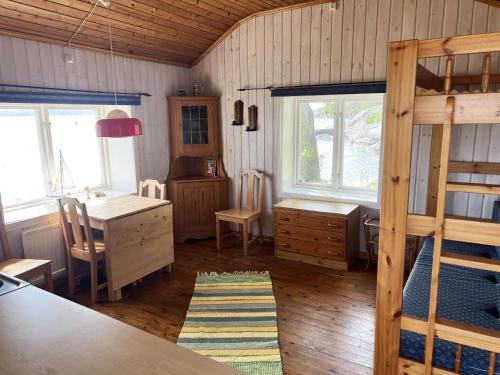 Dog-friendly cottage with boat & private jetty at Tjörn SE09170 (Dog-friendly cottage with boat & private jetty at Tjorn SE09170) in Höviksnäs