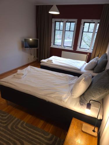 2 twin beds