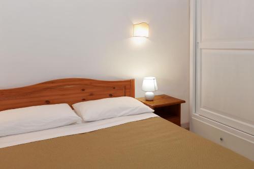 2 queen beds, 1 twin bed