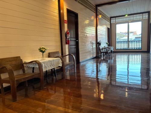 諾姆旅館 (Noom Guesthouse) in 華富里市中心