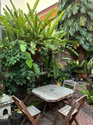 諾姆旅館 (Noom Guesthouse) in 華富里市中心